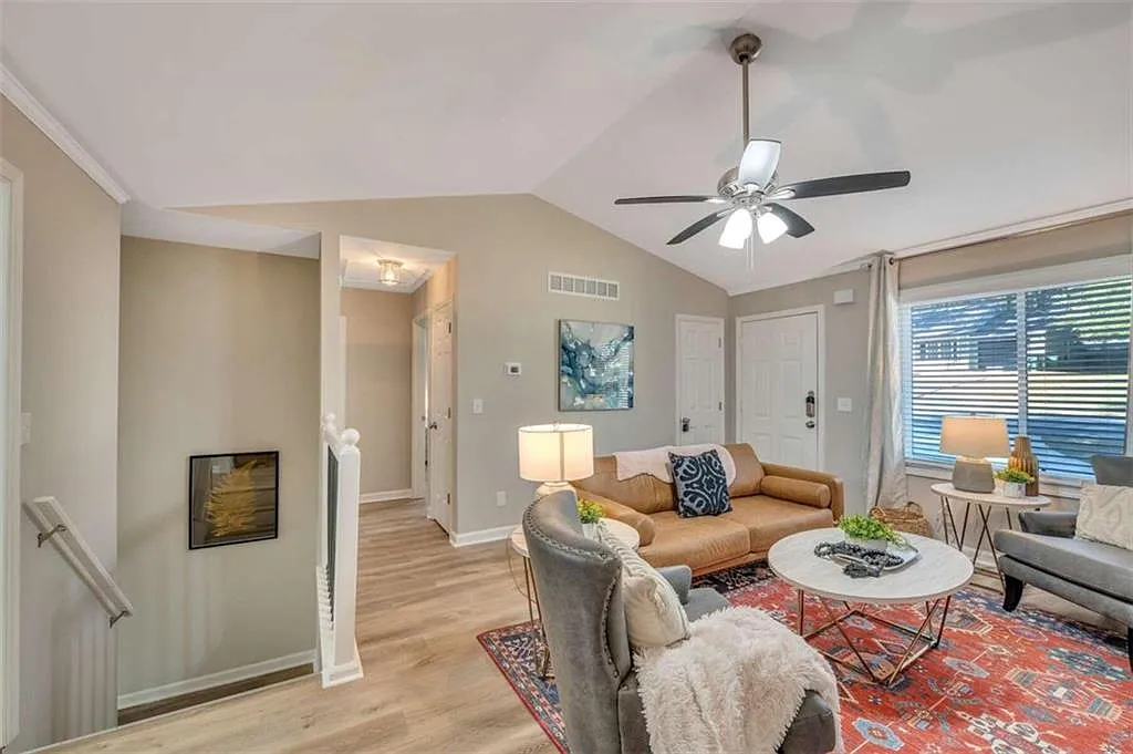 4 bed, 2.0 bath, 2000 sqft, $5,995 — Photo 3
