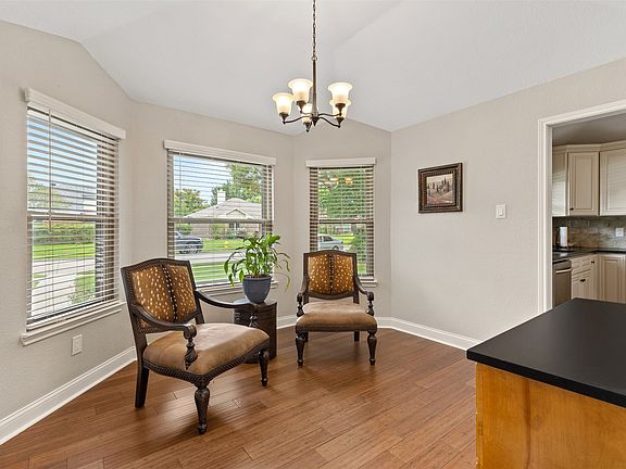 5th image of 648 Thompson Dr