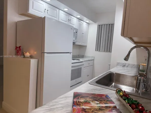 523 Trace Cir APT 105, Deerfield Beach, FL 33441