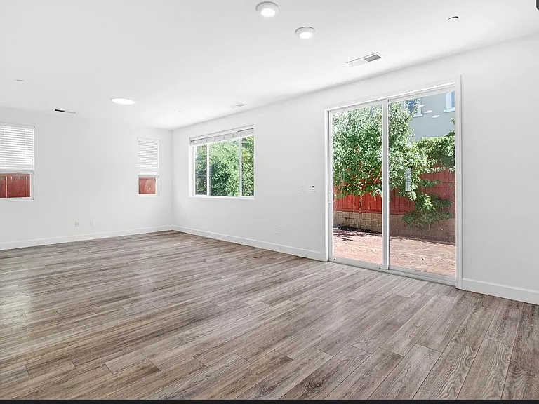 532 E Isidoro Ave — Photo 14