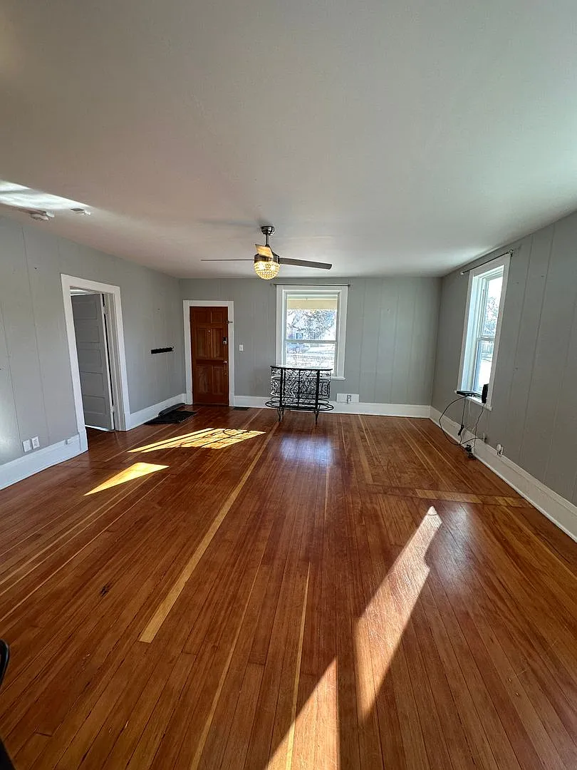 Pet Friendly 2 Bedroom, 1 Bathroom Single Family Home Close To Downtown! — Photo 2