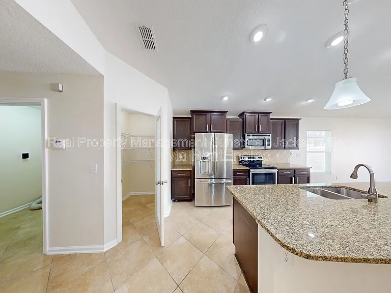 630 Glendale Ln — Photo 7