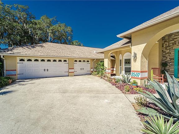 3rd image of 2507 Clubhouse Dr