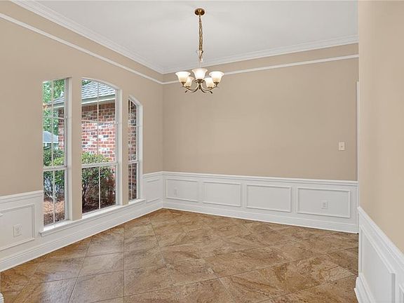 4th image of 689 Goldflower Ln