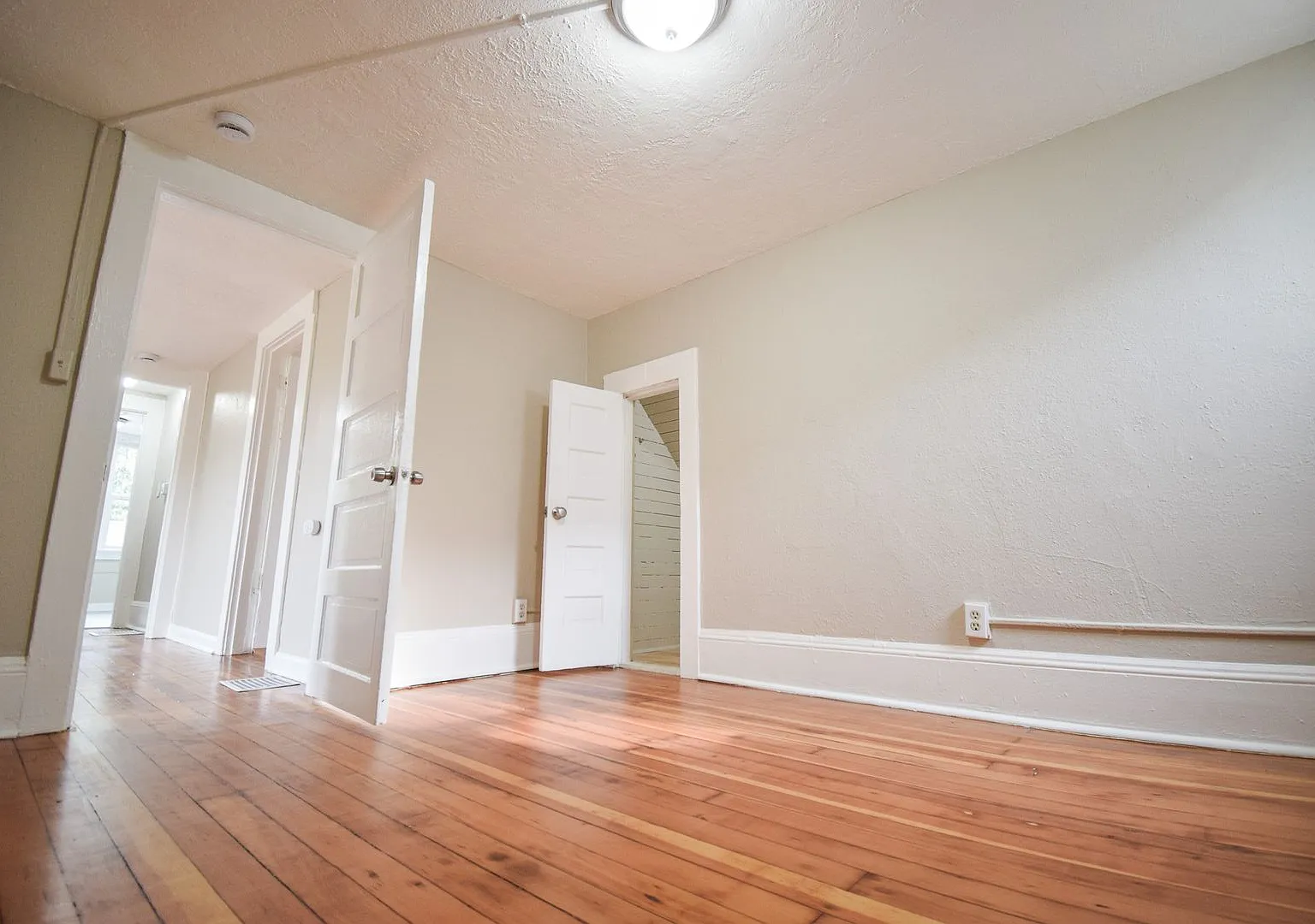 Upstairs 2BDRM Apartment in NE Portland! W/S/G included! — Photo 4