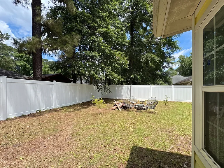 7327 Albert St — Photo 52