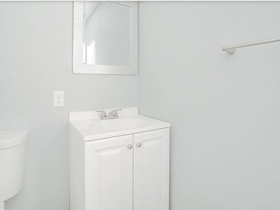 5th image of 593 Orchard St