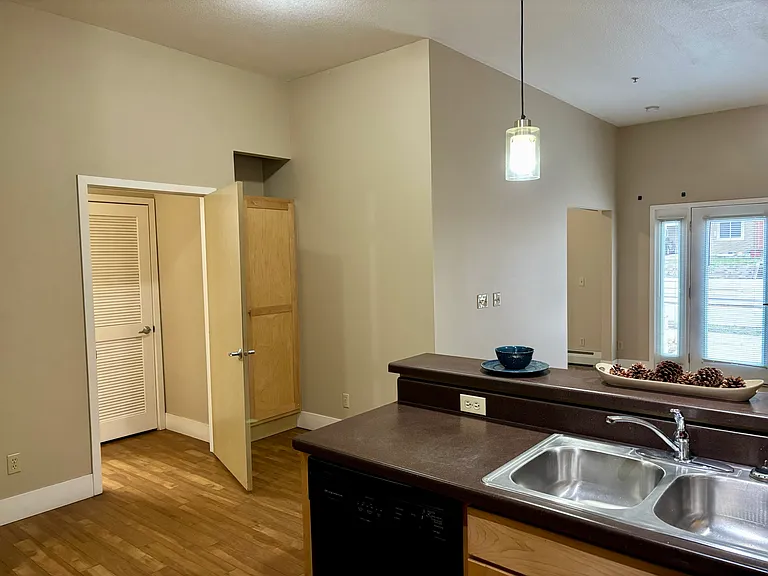 Vantage Flats Apartments — Photo 9
