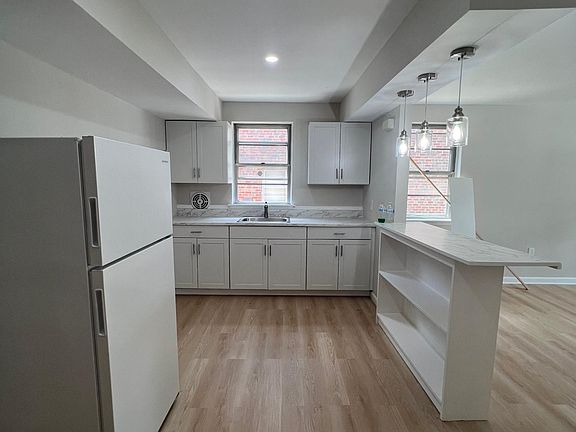 5th image of 304 Passmore St Floor 1