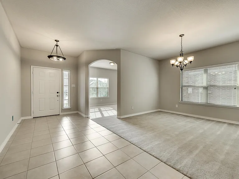 1900 Abby Creek Dr — Photo 3
