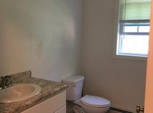 138 Raymond Rd, Nottingham, NH 03290