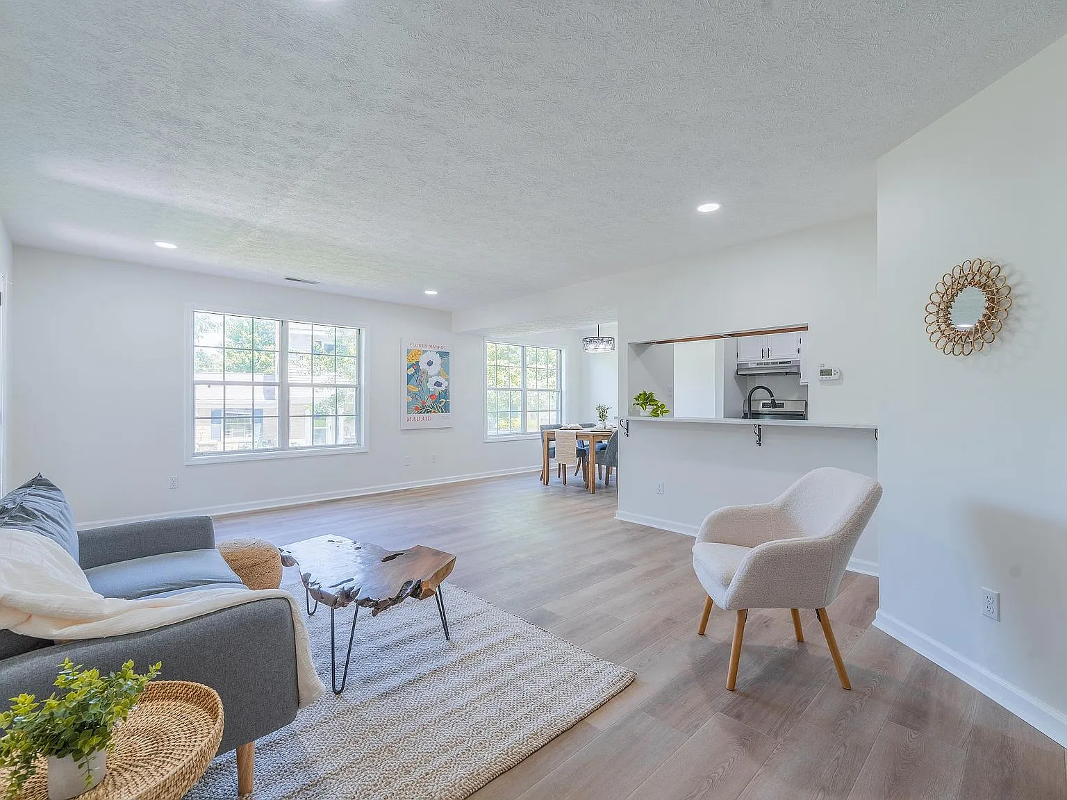 3 bed, 1.5 bath, 1200 sqft, $1,700 — Photo 2