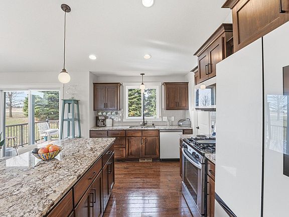 4th image of 932 Forest Edge Dr