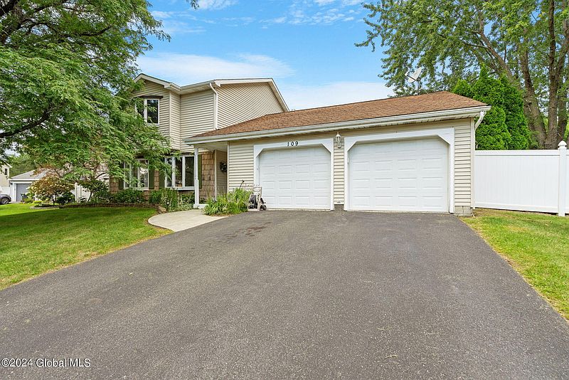 2nd image of 109 Glengerry Circle