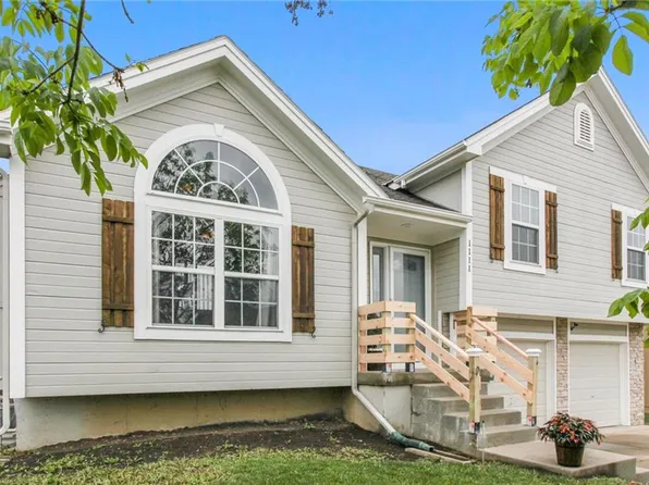 1111 Creekside Ct, Raymore, MO 64083