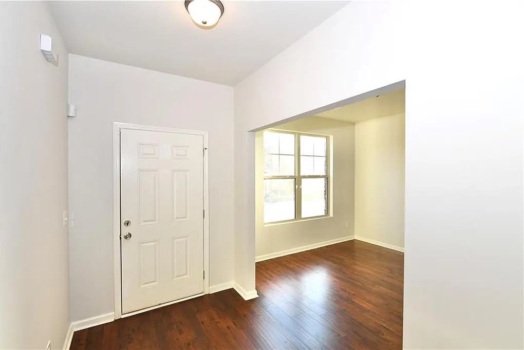 4 bed, 2.5 bath, 2242 sqft, $2,200 — Photo 2