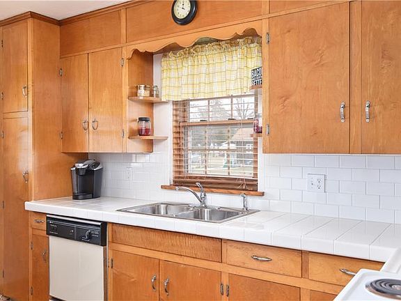5th image of 556 W Maryland Ave