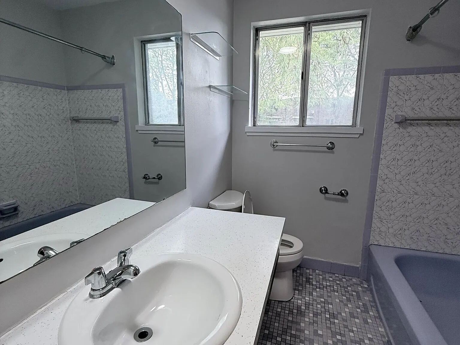 Spacious 1 Bdrm, 1 Bath Suites In East Windsor! Plus Hydro — Photo 4