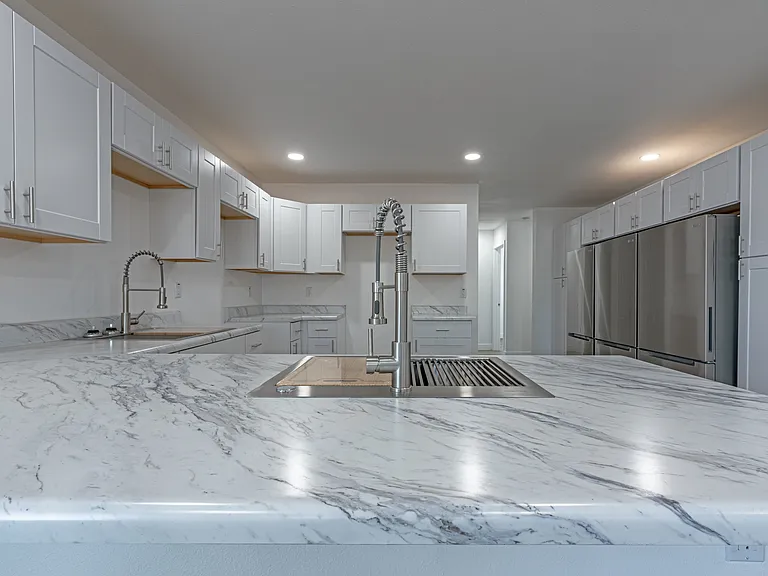 411 W Grove St — Photo 3