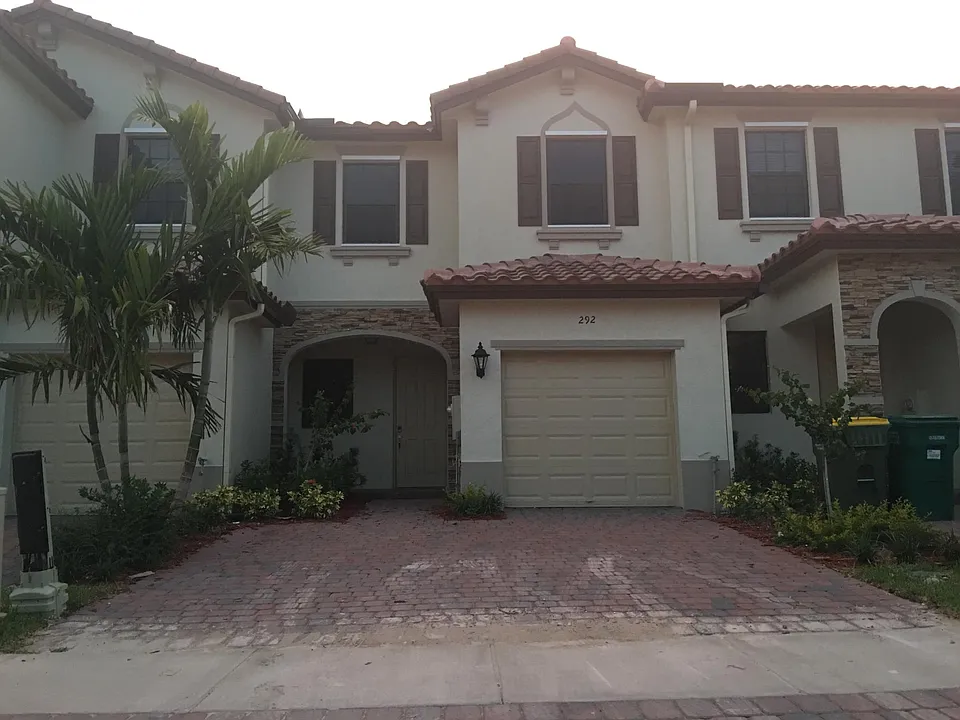 292 SE 37th Ter