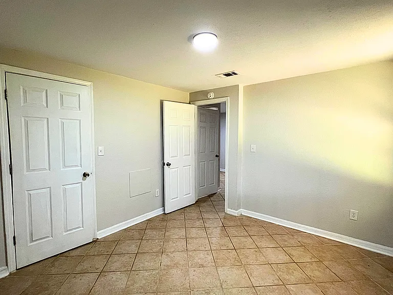 Willow Tree Apartments — Photo 15