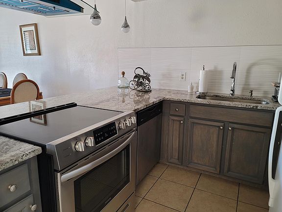 5th image of 300 W 9th St APT B