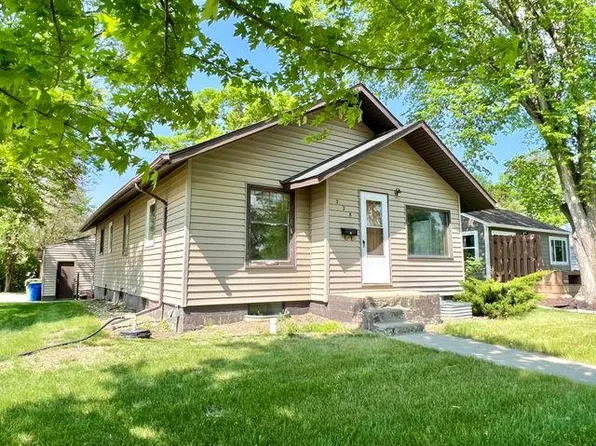 228 7th St W, Brookings, SD 57006