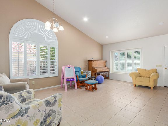 3rd image of 1480 E TREMAINE Avenue