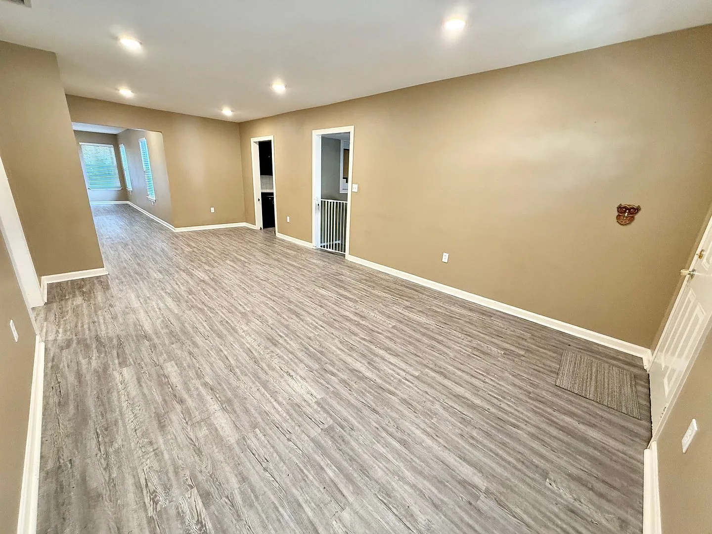 Spacious 3-bed with 3.5 bathrooms!! — Photo 4