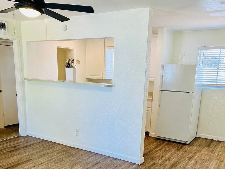 530 E Mariposa St — Photo 3