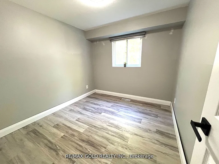 156 Mooregate Cres #LOWER — Photo 17
