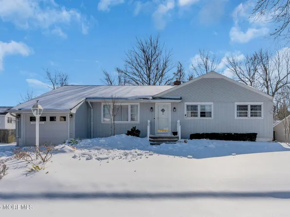 7 Klein St, Oakhurst, NJ 07755