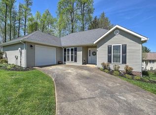 8 Larchmont Ln, Johnson City, TN 37604