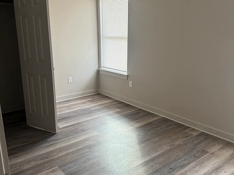 2301 N Center St — Photo 10