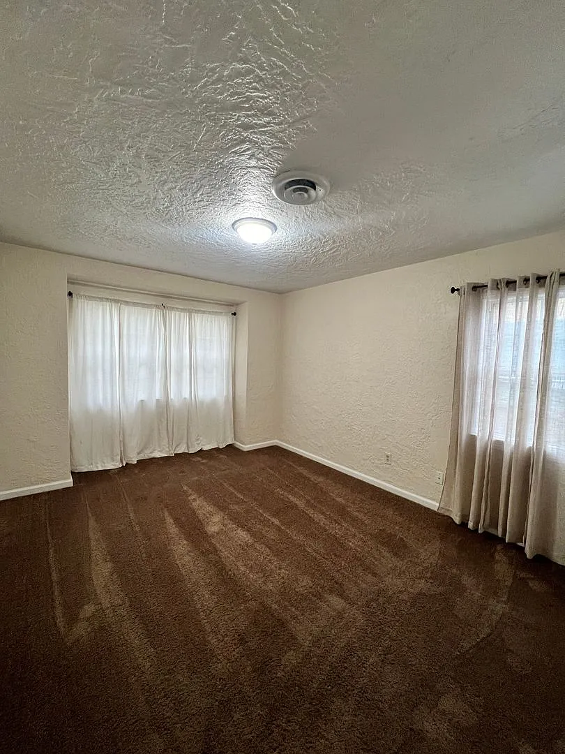 2 Bedroom 1 Bath near schools & park — Photo 4