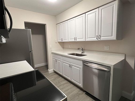 5th image of 125 Shore Court #105B