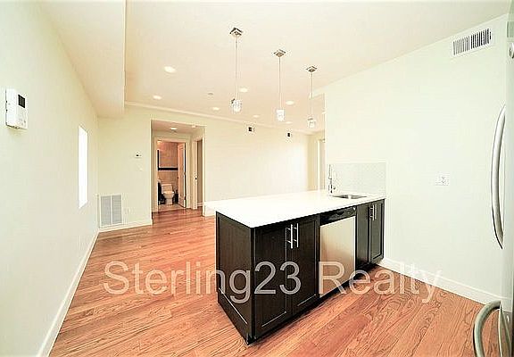 5th image of 27-04 Hoyt Ave S #3AA