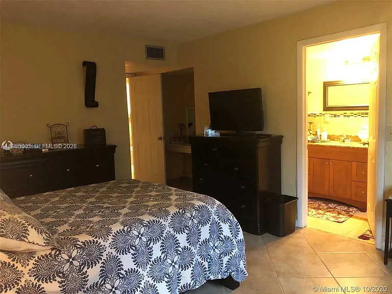 9440 SW 8th St #402 — Photo 5