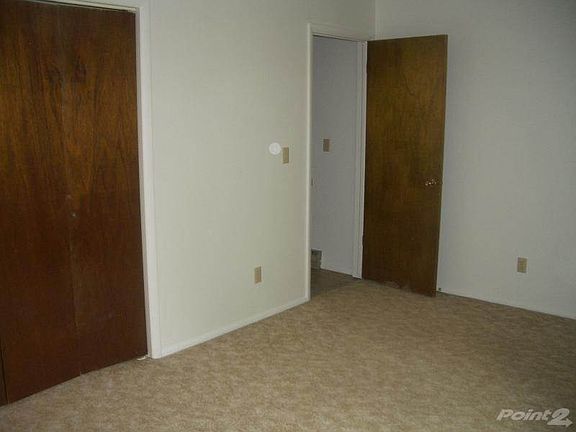 Bedroom - alternate view