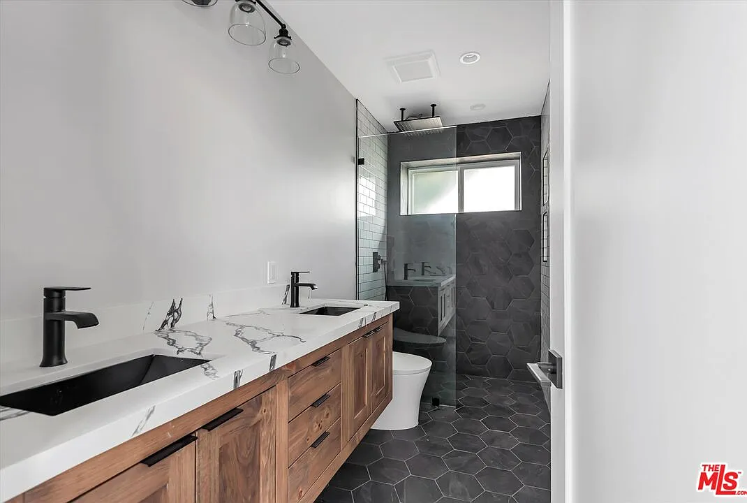 2 bed, 1.0 bath, 1120 sqft, $4,300 — Photo 4