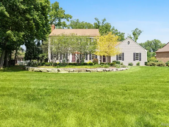 8740 Paulina Ave, Grosse Ile, MI 48138