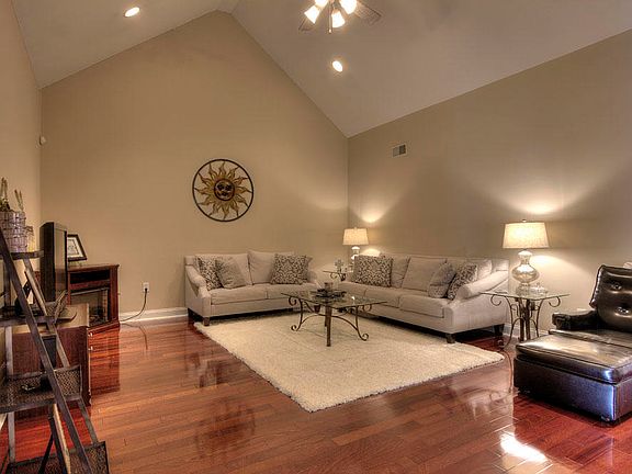 4th image of 5924 Round Hill Ln