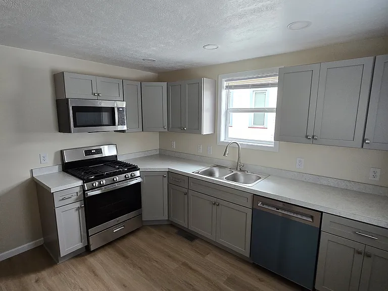 301 1/2 6th St SW #B — Photo 2