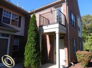 23450 Williamsburg Cir, Woodhaven, MI 48183