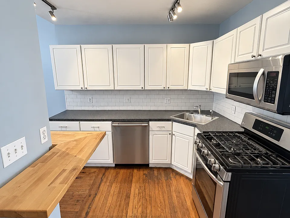 216 W 9th St #1