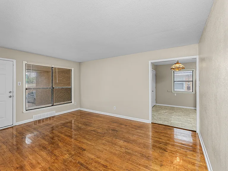 205 NW 40th St — Photo 7