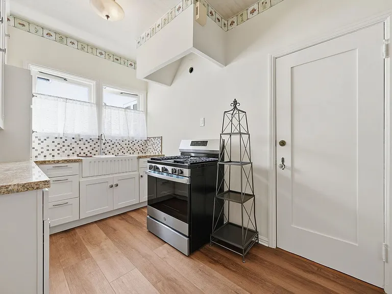 1530 Miramar Dr — Photo 2