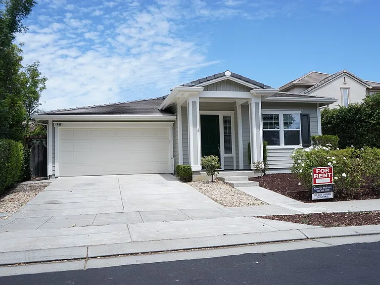 467 E Legacy Dr — Photo 1