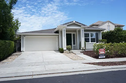 467 E Legacy Dr Photo 1