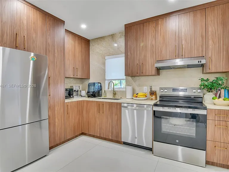 241 W 48th St — Photo 30